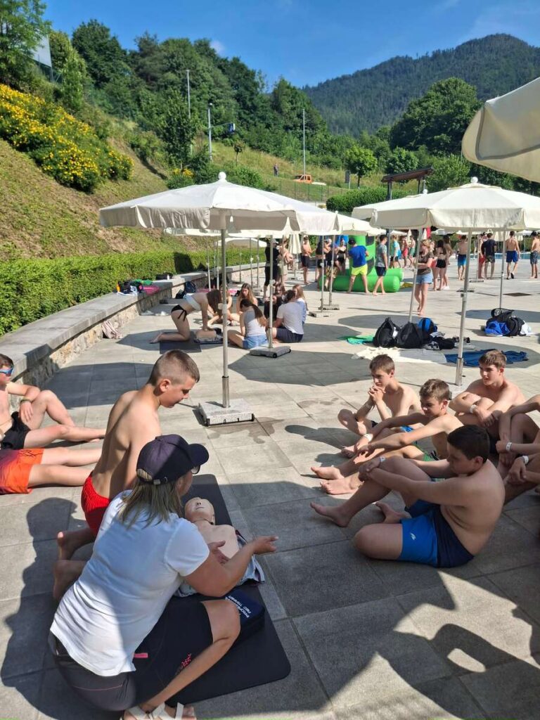 otroci se učijo TPO na lutki