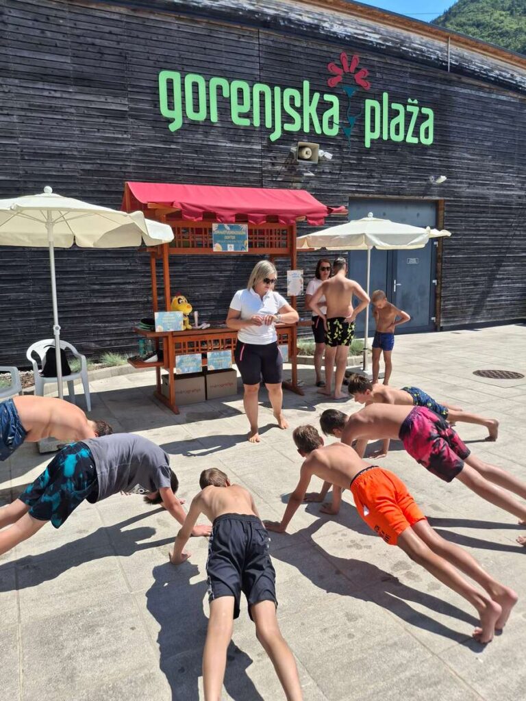 otroci telovadijo na gorenjski plažo