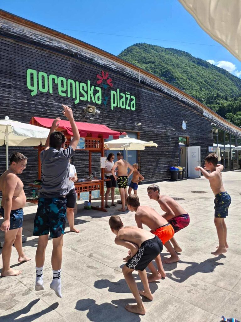 fantje, ki na Gorenjski plaži telovadijo