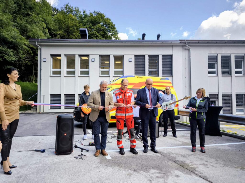 rezanje traku ob odprtju prizidka